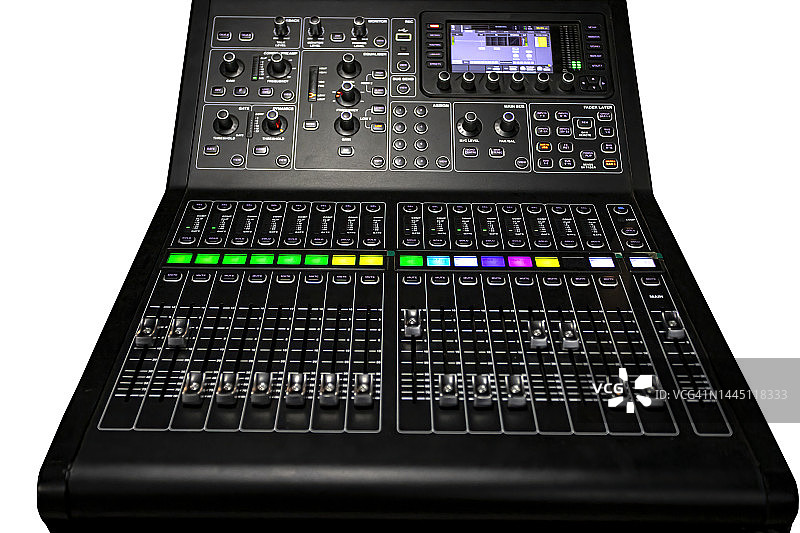 带控制面板的音频混音器控制台特写，白色背景图片素材