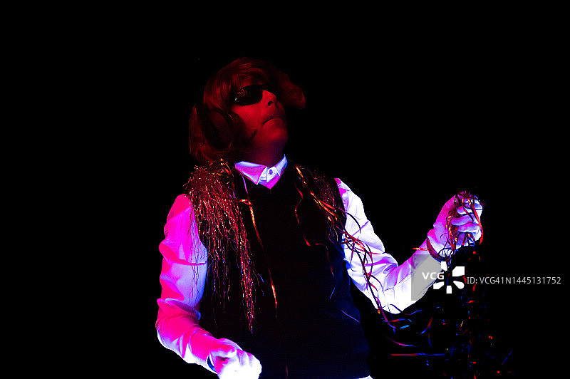 穿着西装在迪斯科舞厅跳舞的人图片素材