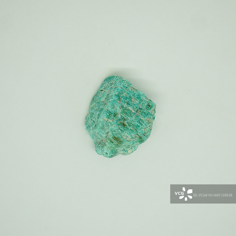 白色背景上的绿松石亚马逊石图片素材