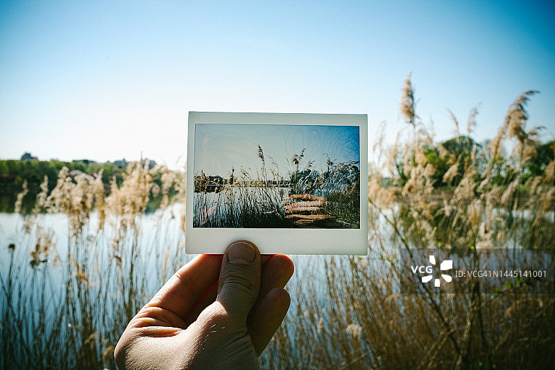 手持风景照图片素材