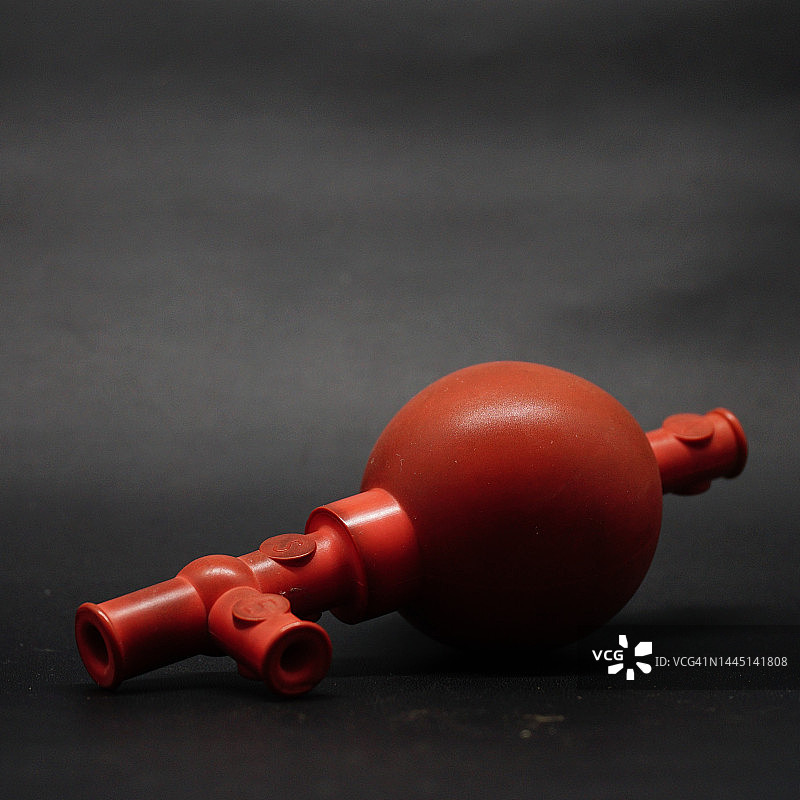 黑色背景上的红色滴管图片素材