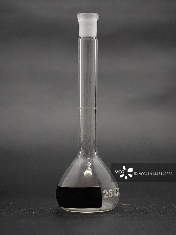 黑色背景上的25毫升容量瓶图片素材