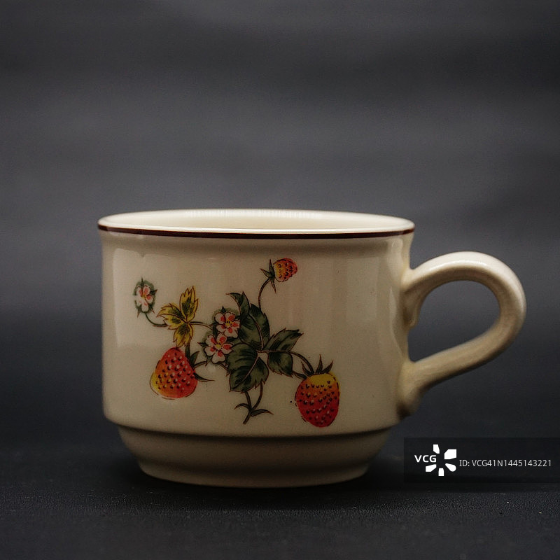 花卉图案陶瓷杯图片素材