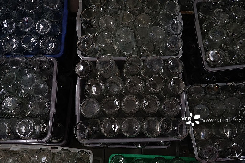 集装箱盒中的玻璃瓶图片素材