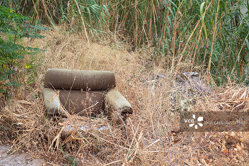废弃的扶手椅图片素材