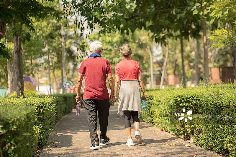 健康亚洲老年夫妇在公园锻炼图片素材