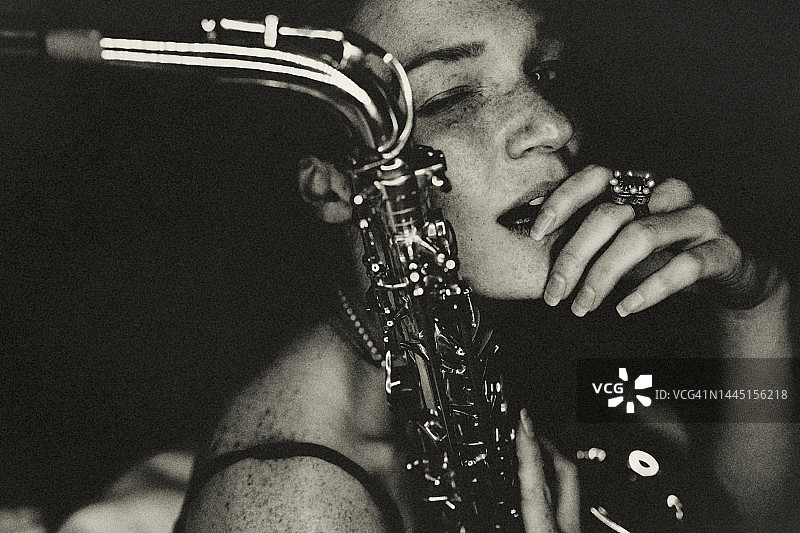 拿着萨克斯的年轻女人图片素材