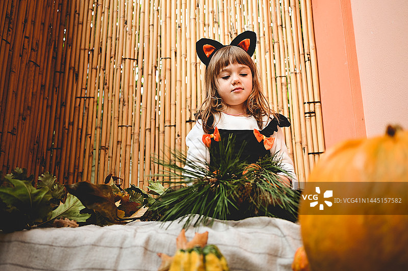 穿巫婆服装的小女孩在家庆祝万圣节图片素材