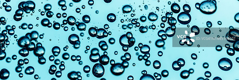 有气泡的透明蓝绿色水，补水和清爽概念，化妆和皮肤护理美容产品banner图片素材
