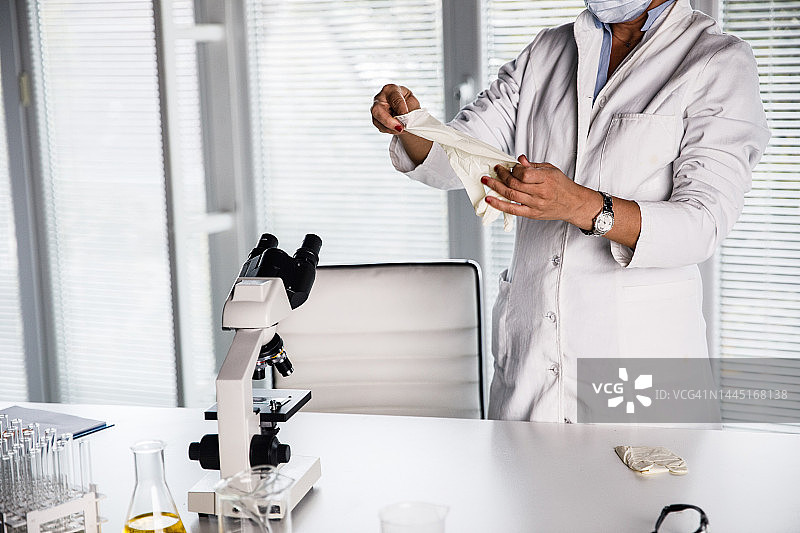 实验室场景：科学家戴上防护手套图片素材