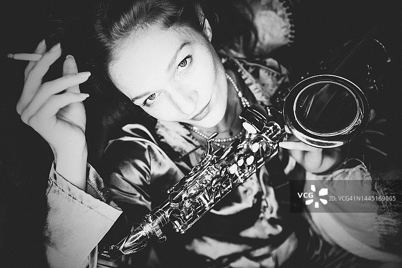 拿着萨克斯的年轻女人图片素材