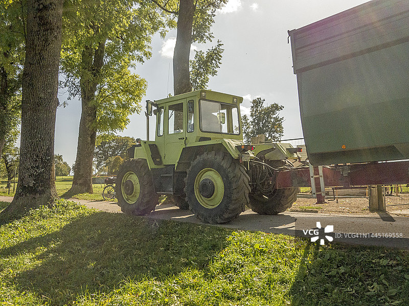 牵引拖车的农业拖拉机图片素材