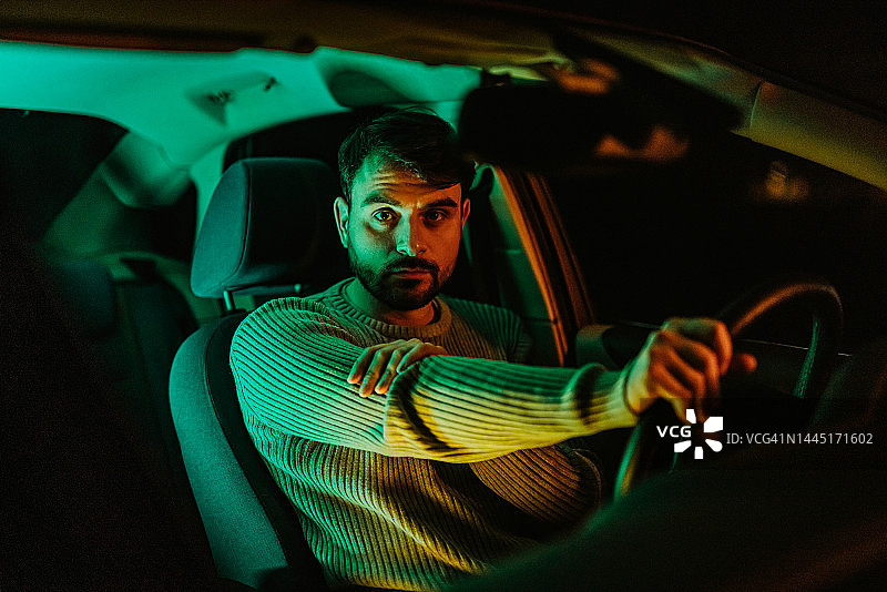 夜晚在车里的年轻男人图片素材