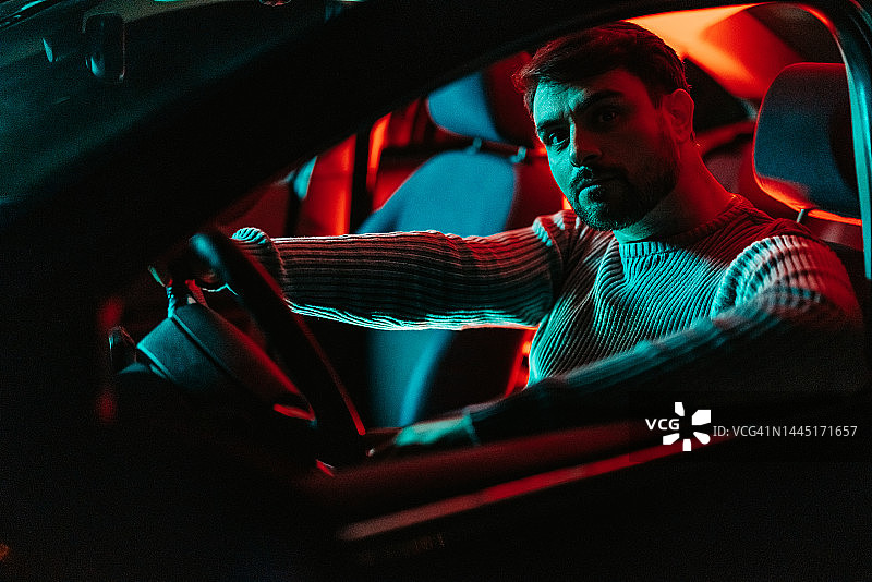 夜晚在车里的年轻男人图片素材