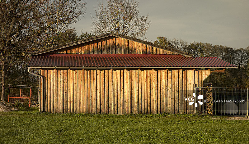乡村谷仓或设备棚图片素材