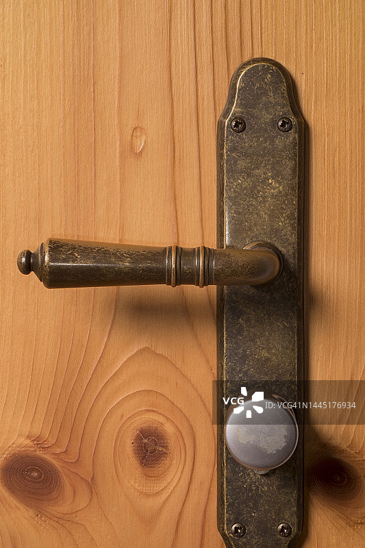 带金属把手的木门图片素材