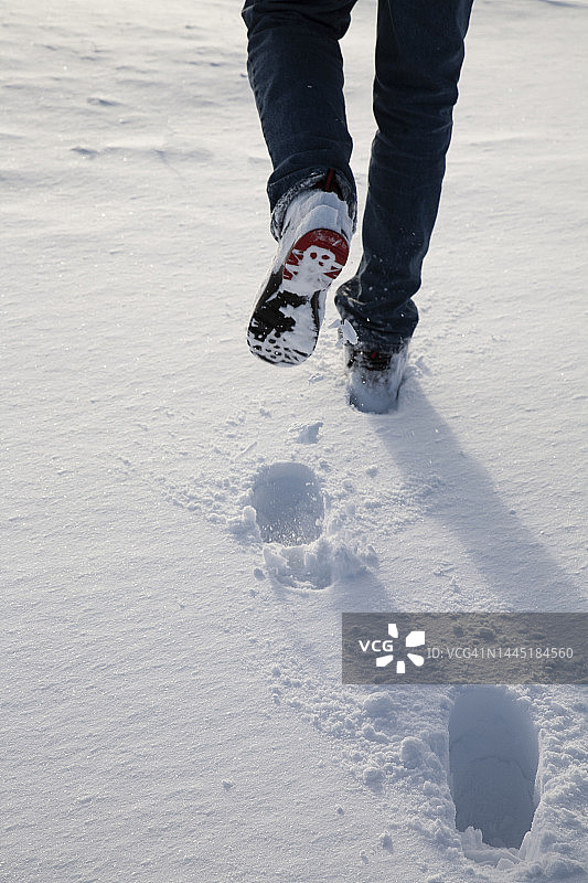 雪地里的脚印图片素材
