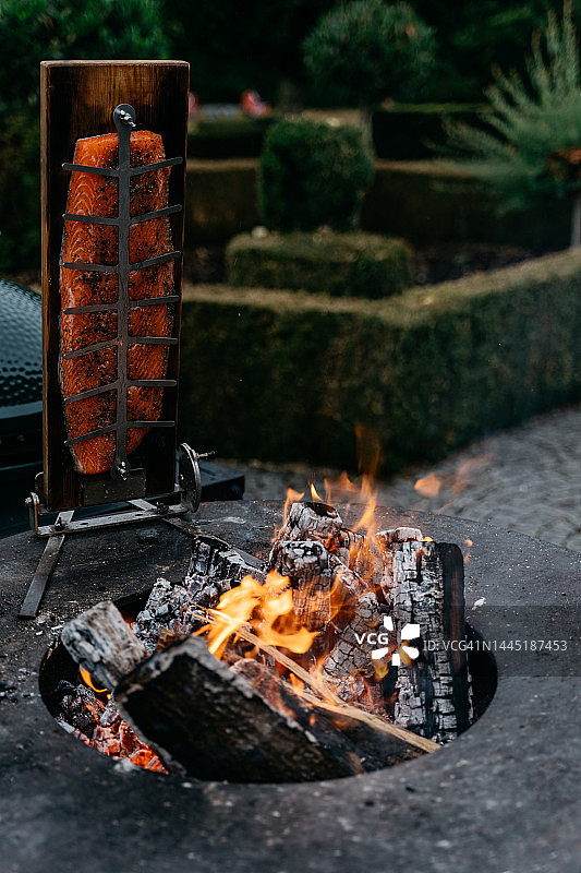 明火自然烧烤的烟熏三文鱼图片素材