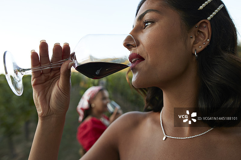 饮用红酒的年轻新娘图片素材