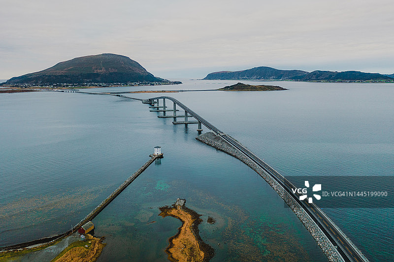 挪威风景海桥汽车行驶及岛上灯塔景观鸟瞰图片素材