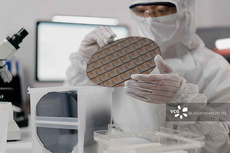 芯片工程师在实验室工作图片素材