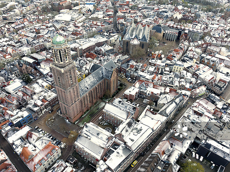 荷兰兹沃勒市的佩珀布斯教堂塔楼无人机视角图片素材