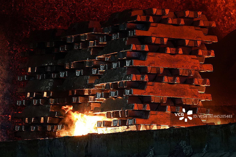 熔炉中的铝锭图片素材