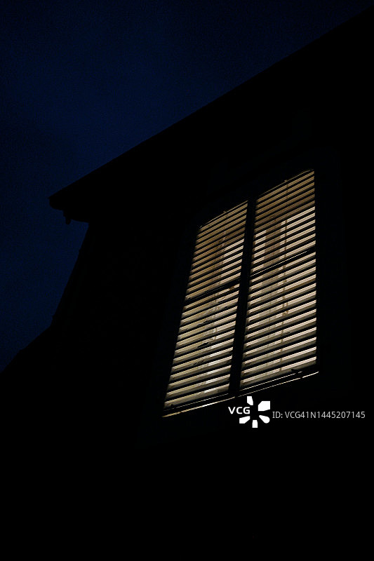 夜晚的百叶窗图片素材