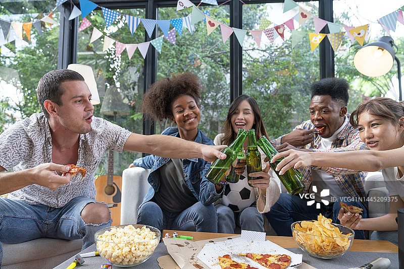 友谊聚会，社交活动，家庭生活，啤酒图片素材
