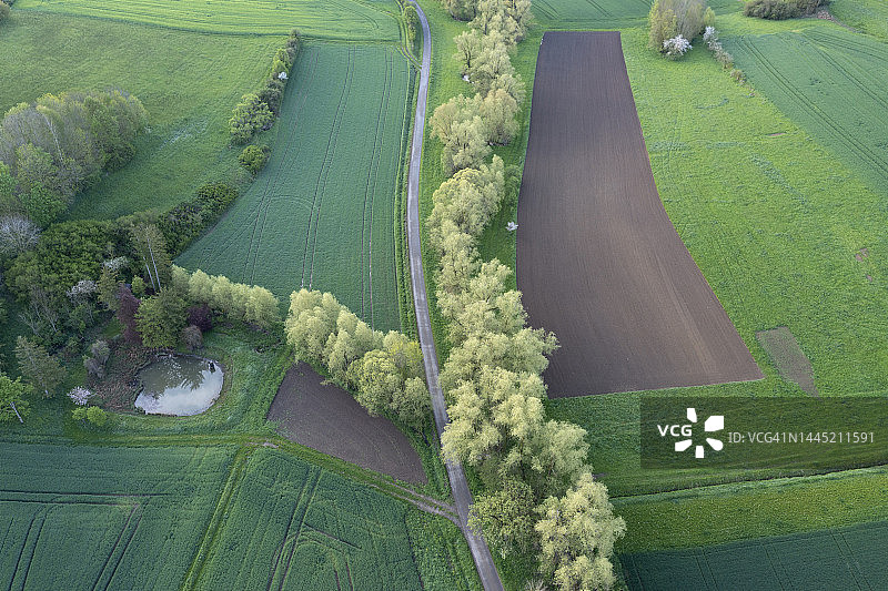 乡村景观的鸟瞰图，有小路和农田，春季。弗兰肯，巴伐利亚，德国，欧洲。图片素材