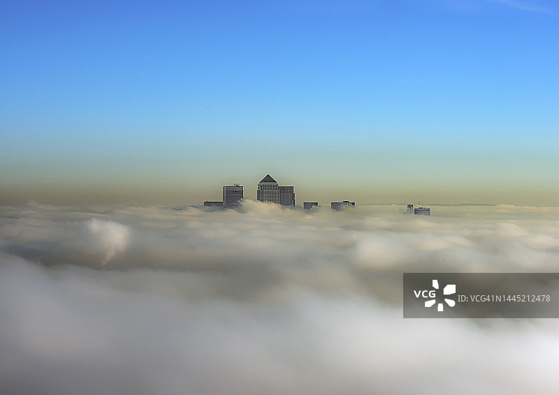 云层之上的金丝雀码头的高角度景观图片素材
