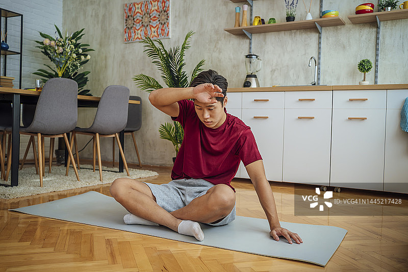 居家锻炼后疲惫的男人图片素材