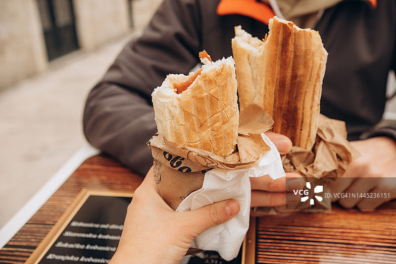 手持香肠热狗的双手图片素材