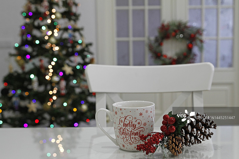 桌子上的圣诞装饰品图片素材