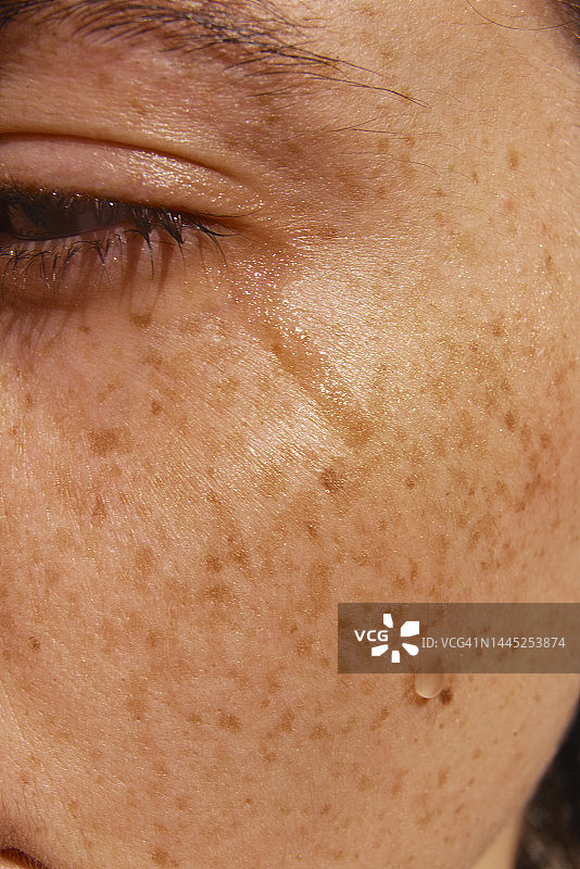 眼泪从女人脸上滑落的特写图片素材