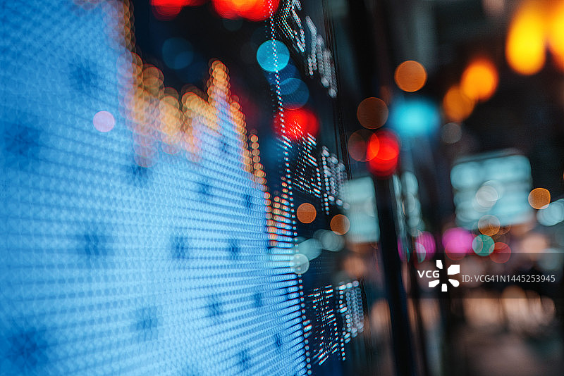 城市景观在玻璃上反射的股市行情展示图片素材