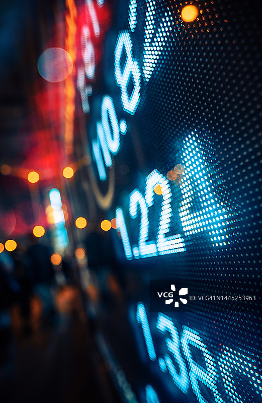 城市景观在玻璃上反射的股市行情展示图片素材