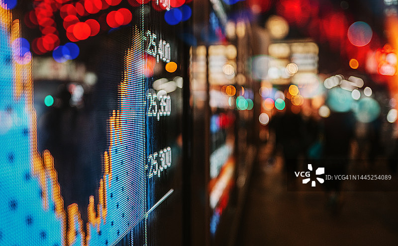 城市景观在玻璃上反射的股市行情展示图片素材