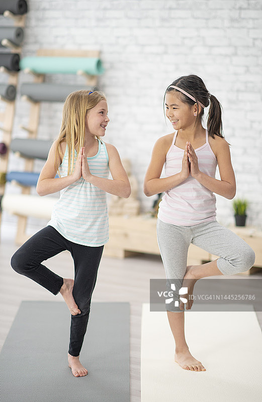 孩子们展示树式瑜伽图片素材