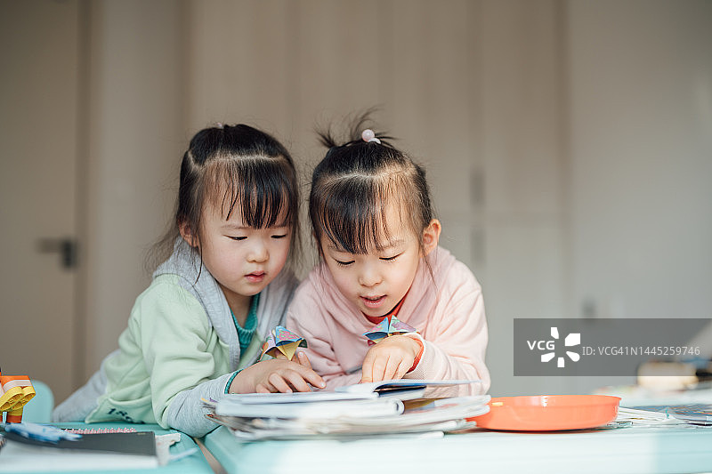 4岁女孩在家阅读绘本图片图片素材