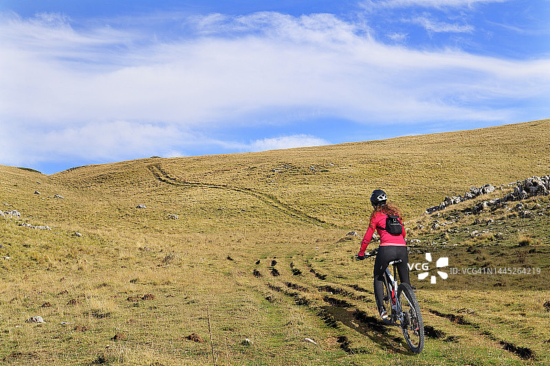 在阿布鲁佐的蒙特因卡普奇亚塔山骑山地自行车图片素材