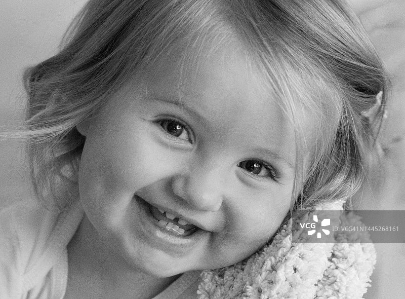 抱着毯子的幼儿图片素材