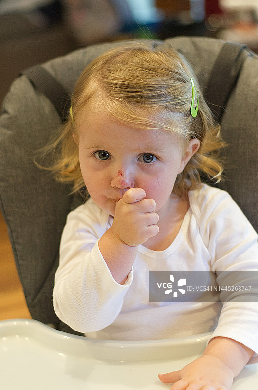 鼻子受伤的幼儿图片素材