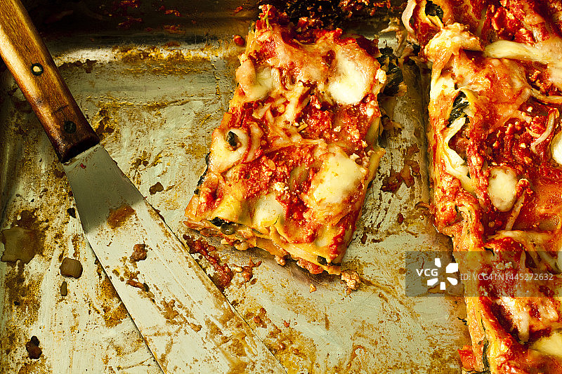 凌乱的烤宽面条切片图片素材