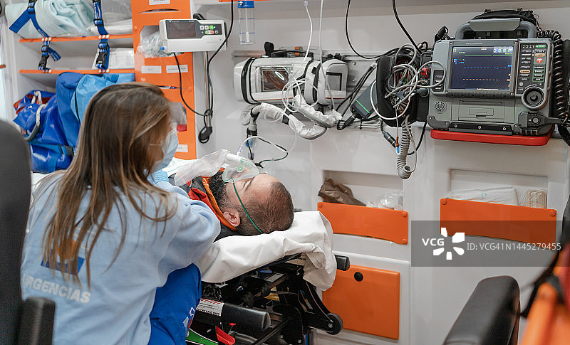 女医生在救护车内治疗病人图片素材