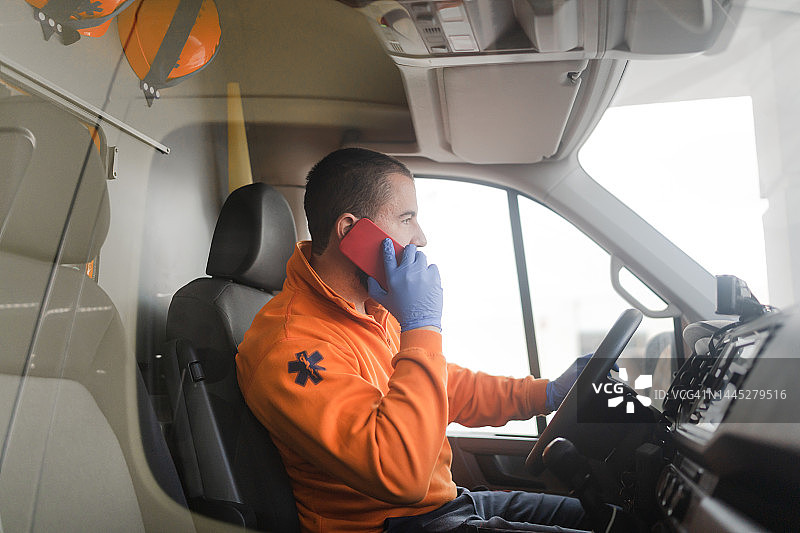 急救人员在救护车内打电话图片素材