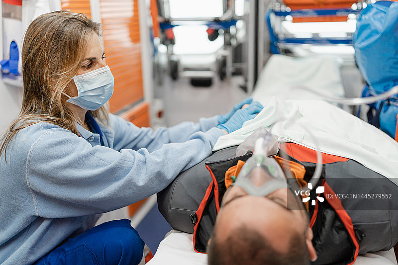 女医生在救护车内治疗病人图片素材