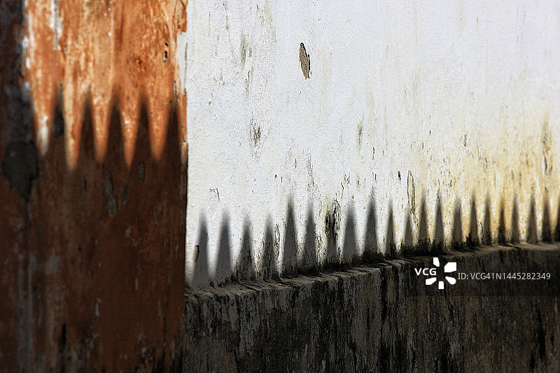 殖民地瓷砖屋檐在建筑物上的阴影图片素材