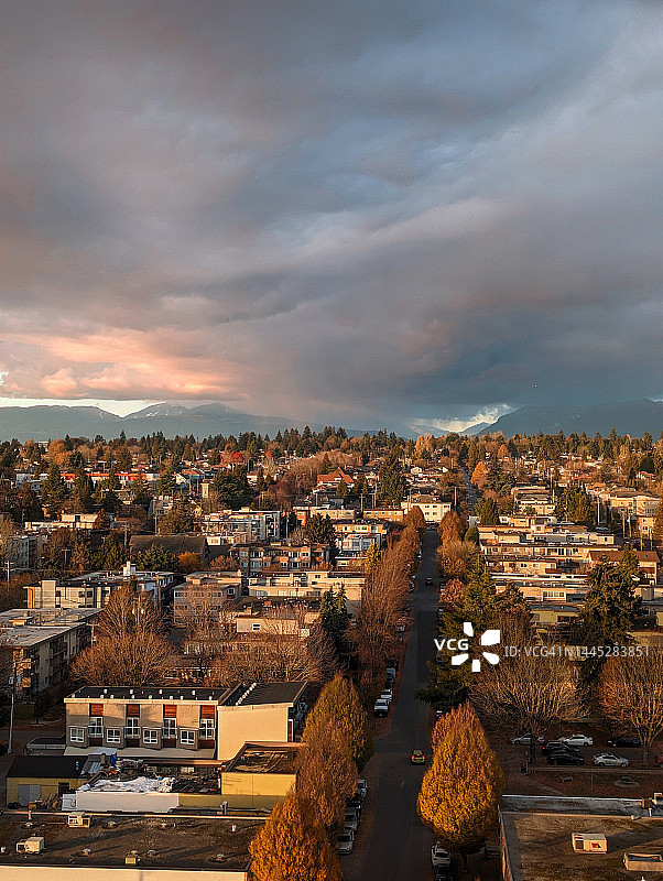 冬季风暴即将来临：温哥华城市天际线和北岸山脉图片素材