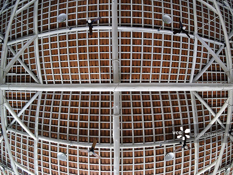 从下方看到的木制屋顶结构图片素材